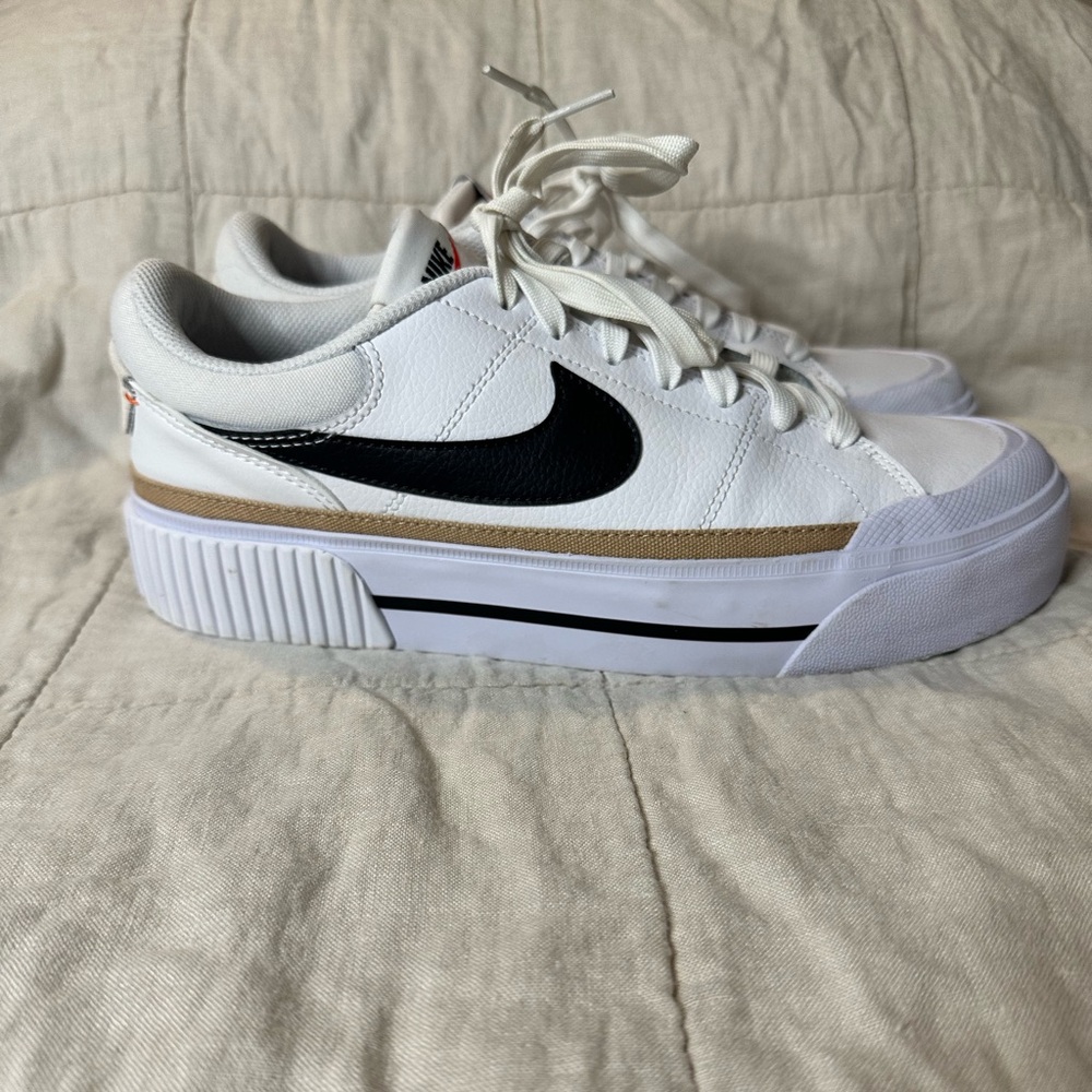 EUC women’s Nike court Legacy lift sneaker. 9